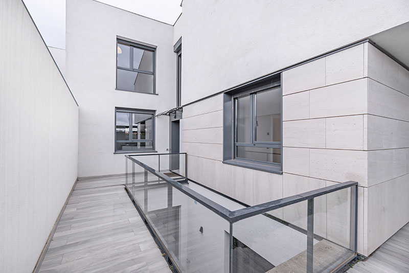 מעקה אלומיניום למרפסת