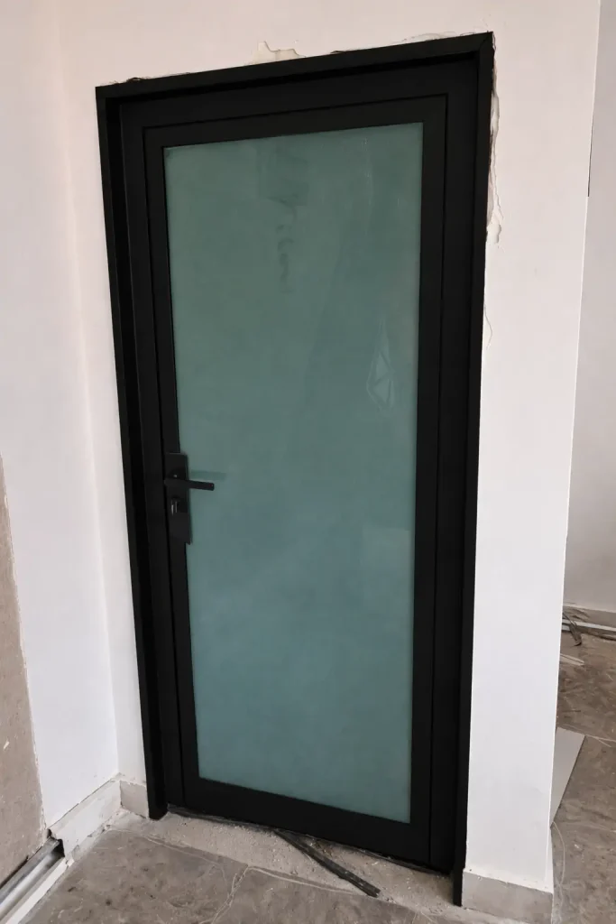 דלת אלומיניום לאחר התקנה